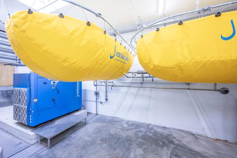 Schraubenkompressor und zwei Helium-Ballone