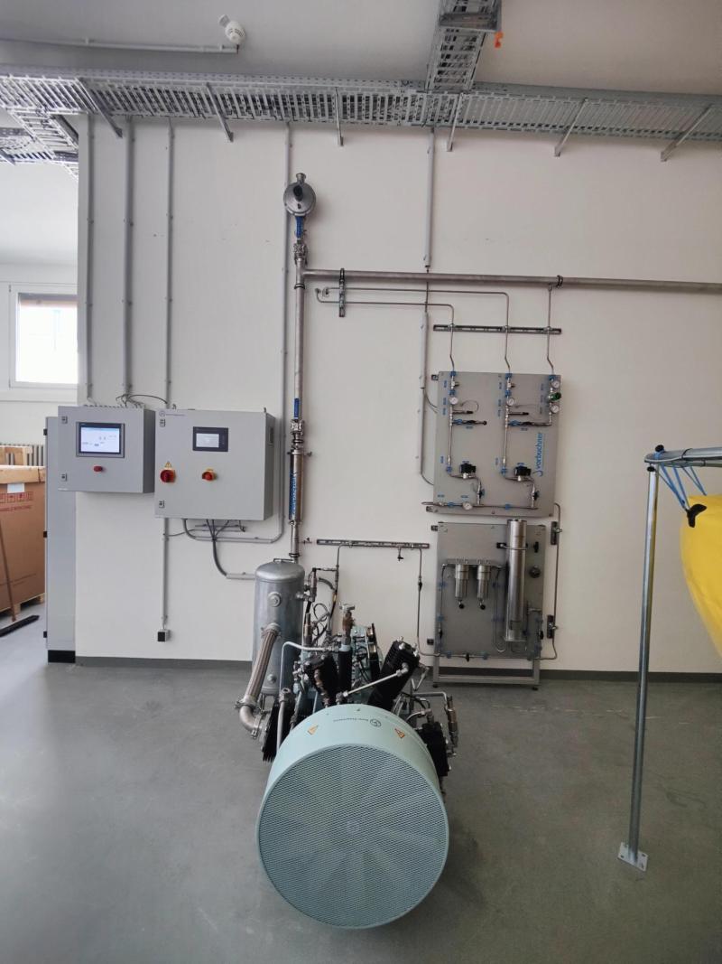 wall with panels and recovery compressor wall with panels and recovery compressor